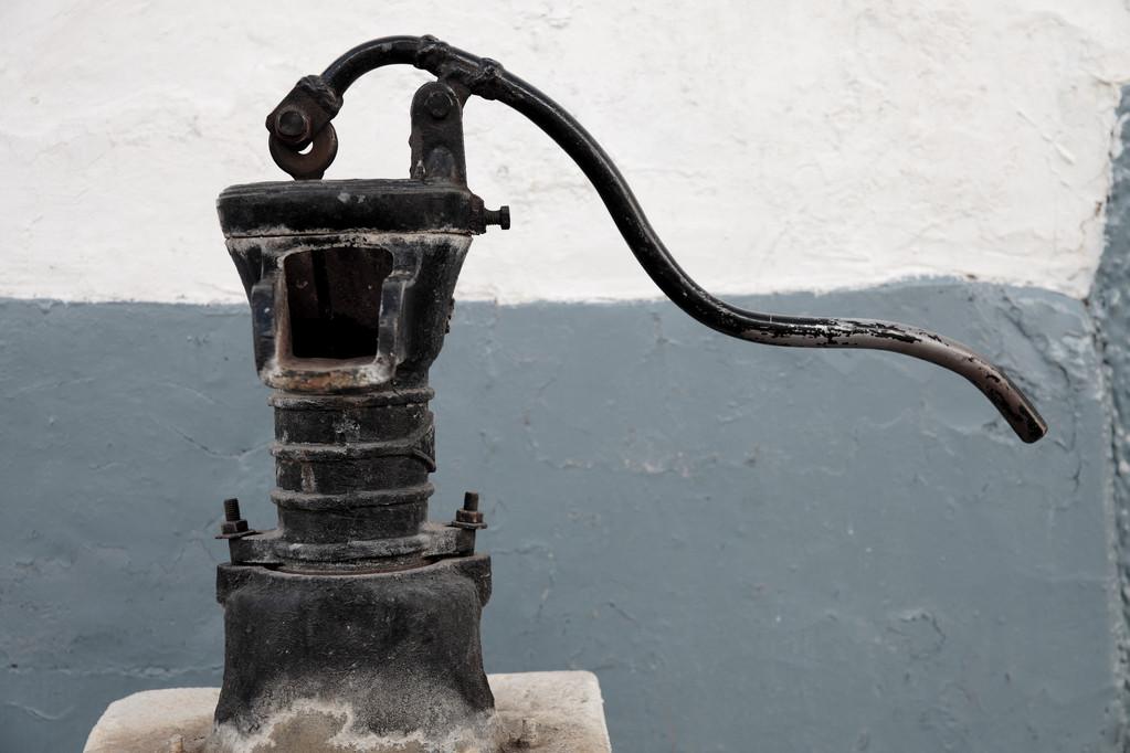水泵,复古和老年的水泵的图片